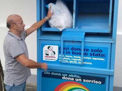La quantit� cresce ma la qualit� � sempre pi� bassa, tanto da rendere difficile dar loro una seconda vita. � questa la situazione attuale della raccolta e riutilizzo degli indumenti usati, un sistema creato per aiutare le persone in difficolt� economica